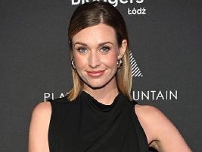 Zastąpił jej drogę, gdy biegała, objął i zapytał: 