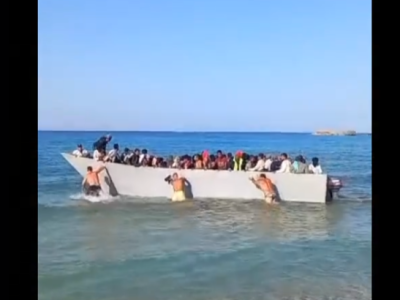 Grecy przepędzili łódź z nachodźcami. Unijna instytucja pomogła jej dobić do brzegu