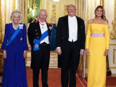 Eleganccy król Karol III i królowa Camilla ZACHWYCAJĄ na salonach obok Melanii i Donalda. Trump postawiła na odsłonięte ramiona