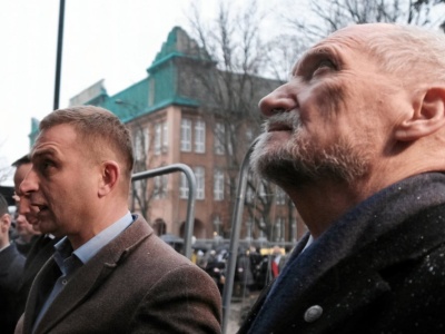 Macierewicz w akcji. Ręka w rękę z Bąkiewiczem pod ambasadą Rosji