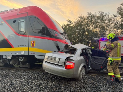 Powiat kutnowski: zderzenie pociągu z samochodem osobowym na niestrzeżonym przejeździe. Utrudnienia dla pasażerów kolei