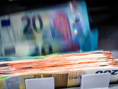 Tylko 30 proc. Polaków, a „skłóconych” z UE Węgrów aż 62 proc. Czy w Polsce trend znów może się odwrócić?