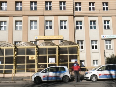 Syn znanego profesora umierał trzy miesiące w szpitalu. Siostra ma pretensje do personelu. 