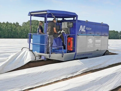 Koniec z wyjazdami Polaków na szparagi – teraz od tego jest kombajn