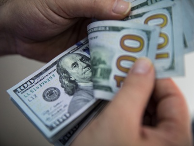 Po spadkach w związku z zapowiedziami redukcji stóp Fed dolar odbija