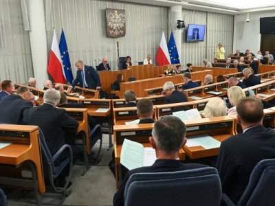 Pomoc dla obywateli Ukrainy, w tym prawo do opieki zdrowotnej. Senat zdecydował, co zrobi prezydent?