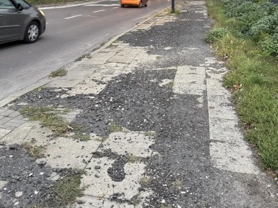 Remontowy absurd przy Północnej. Dziury w chodniku mają być zalewane czarną masą bitumiczną