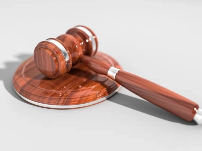 Odmowa przyjęcia mandatu karnego od straży miejskiej – jakie są skutki prawne takiej decyzji?