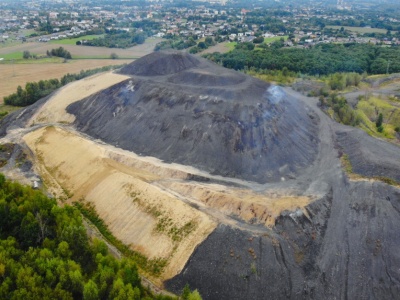 Ujarzmią i zrekultywują płonącą hałdę pogórniczą. 