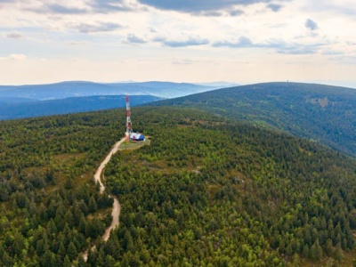 Łatwy szczyt na pierwszą wycieczkę w Sudety. Należy do Korony Gór Dolnego Śląska