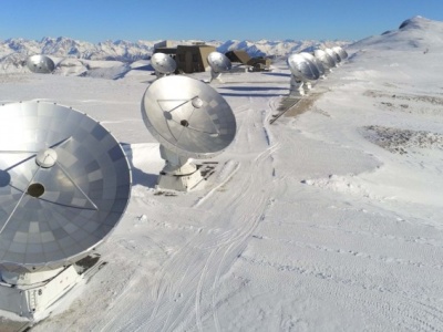 Niezwykły Krzyż Einsteina z 5. obrazem tego samego obiektu