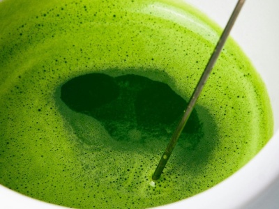 Uwielbiany napój it-girls to ratunek dla... włosów. Ten beauty trend podbija rynek