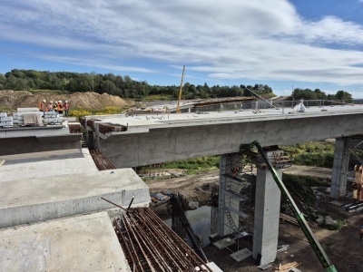 27 tysięcy ton betonu i stali przesunięte. Estakada w Mistrzejowicach połączona (ZDJĘCIA)