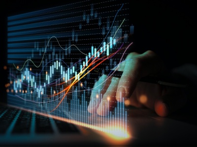 Przegląd dnia Comparic.pl: Co dalej z XRP? Analitycy prognozują wybicie z formacji flagi