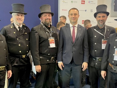 Zawsze będę wspierał to, żeby każdy mógł ogrzewać swój dom kominkiem