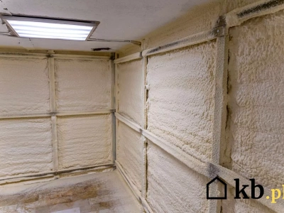 Gnijące belki i pleśń zamiast ciepła? Tak kończy się źle położona pianka