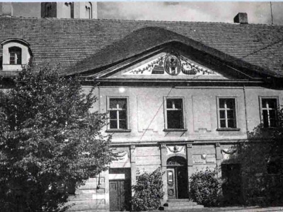 Zielonogórski ratusz z podejrzanym rogiem obfitości