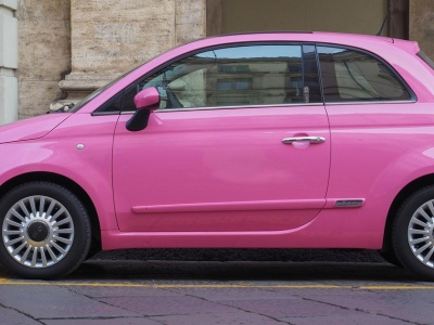 Różowe auto i niecodzienny pasażer. Policjanci nie kryli zaskoczenia