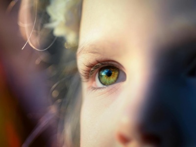 7 sygnałów, które dziecko wysyła, gdy czuje się samotne. Rodzice bywają na nie ślepi