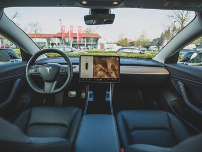 Jak działa autopilot Tesla w trudnych warunkach pogodowych?