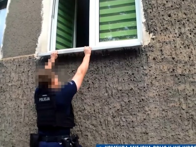 Z mieszkania dochodziły niepokojące odgłosy. Policja pokazała przejmujące nagranie