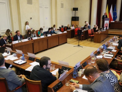 Irracjonalna decyzja radnych. Warszawa poniosła wizerunkową klęskę