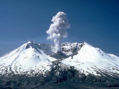 Chmura pyłu pojawiła się nad Mount St. Helens. Na USA padł strach przed powtórką tragedii z 1980 roku