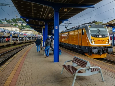 2 złote za sernik, kawa za darmo. Nowy przewoźnik kolejowy w Polsce szokuje cenami