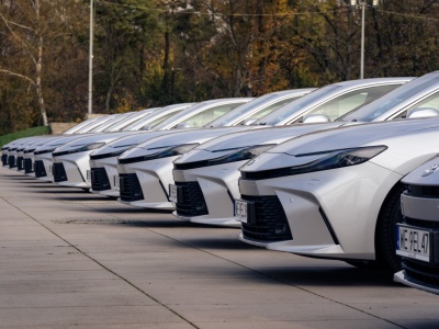 Fenomen hybryd Toyoty w Polsce. Jak Japończycy po cichu zdominowali rynek i sprzedali 400 000 aut.