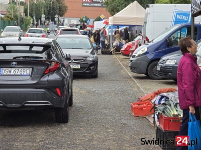 „Kiedyś dojdzie do tragedii”. Wolna amerykanka wokół świdnickiego targowiska [FOTO]
