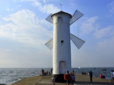 Biały wiatrak ma moc przyciągania. To najbardziej romantyczne miejsce nad Bałtykiem