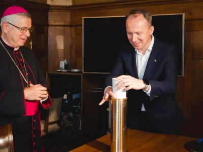 Pamiątki dla przyszłych pokoleń - w Legnicy zamknięto kapsułę czasu (FOTO)