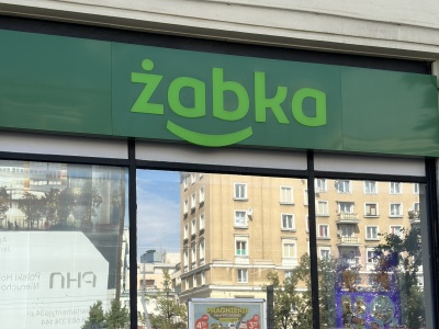 Żabka wprowadza limity. Wchodzą 2, maksymalnie 3 osoby