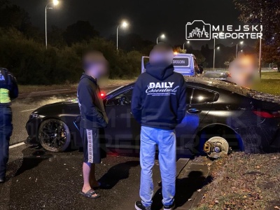 Kierujący BMW uderzył w krawężnik. W aucie urwało się koło