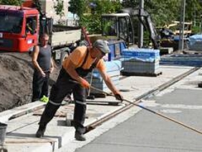 Tramwaje wracają na Klecinę. Kończy się budowa mijanki na Przyjaźni [ZDJĘCIA]