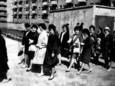 Pochód na ulicy Nowotki. Nie sposób rozpoznać, który blok jest na zdjęciu