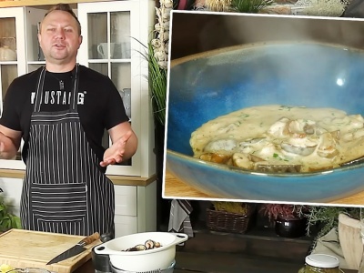 Tomek Strzelczyk dodaje to do sosu z leśnych grzybów. 