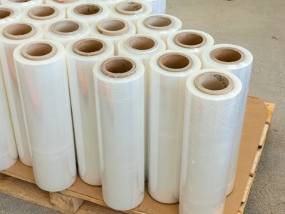 Rola folii w zabezpieczaniu ładunków – od magazynu po transport międzynarodowy