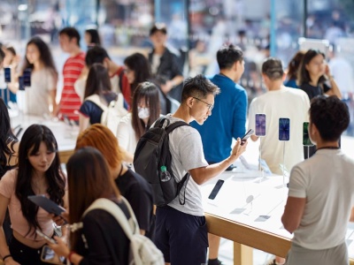 Życie życiem, ale jedno się nie zmienia - ludzie wciąż stoją godzinami po nowe iPhone’y w dniu premiery