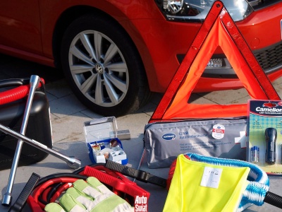 Cztery praktyczne akcesoria, które warto mieć w samochodzie. Nie są obowiązkowe, ale mogą uratować życie