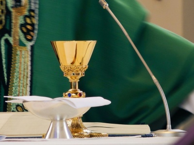 Ten biskup chce zniesienia celibatu. To zaproponował w zamian