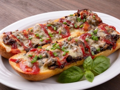 Chrupiąca zapiekanka Mateusza Gesslera – z serem port salut i prażoną cebulką