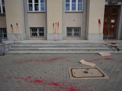 Wulgarne napisy na budynku sądu. Dotyczyły premiera i ministra sprawiedliwości. Są zarzuty