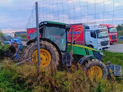 Wpadł ciągnikiem do rowu przy autostradzie A1. 33-latek był pijany