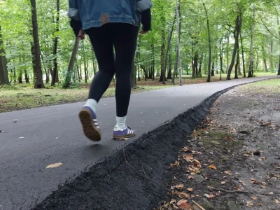 Tuż przed konferencją prasową prezydenta MZUiM na szybko wylewał asfalt w Parku Kościuszki. Efekt jest daleki od ideału