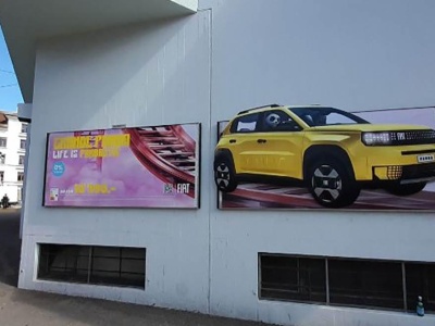 Fiat Grande Panda tak się spodobał złodziejowi, że ten ukradł jego reklamę