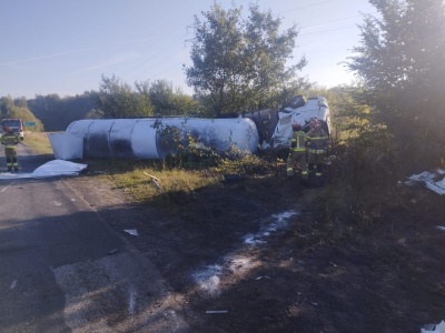 Wypadek na drodze wojewódzkiej nr 824. Ciężarówka przewróciła się po zderzeniu z osobówką (zdjęcia)
