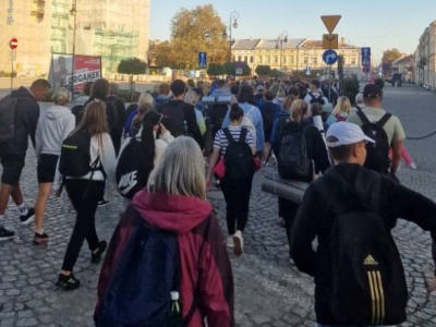 Piesza pielgrzymka do Limanowej z Nowego Sącza: setki wiernych w drodze do Matki Boskiej Bolesnej