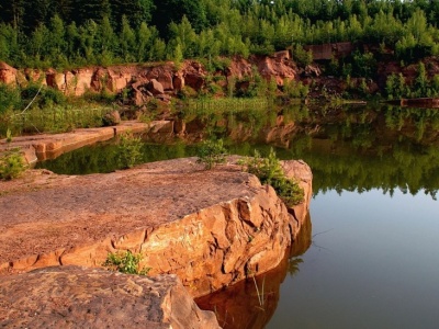 Czerwone piaskowce koło Suchedniowa. Tworzą nieziemski krajobraz