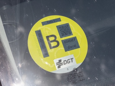 Nowe naklejki na samochody. Spalanie liczy się bardziej niż silnik